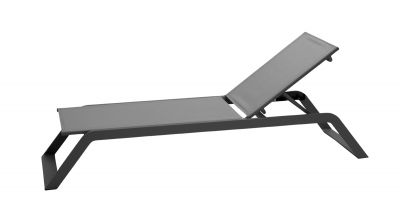 Hellgraue Cane-Line Siesta Sonnenliege für den Garten oder die Terrasse, mit verstellbarer Rückenlehne.